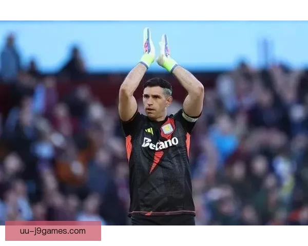 大马丁在维拉连续上演神级扑救荣获雅辛奖荣耀时刻